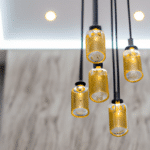 Jak wybrać nowoczesne lampy sufitowe do salonu aby wyglądały stylowo i zapewniały optymalne oświetlenie?