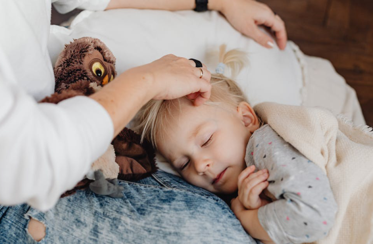 Zrozumienie tajemnicy: Dlaczego 10-miesięczne dziecko często budzi się w nocy?